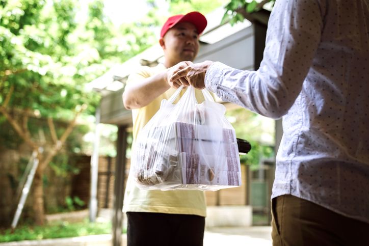 Pria Gantikan Driver Ojol Antar Makanan yang Pingsan