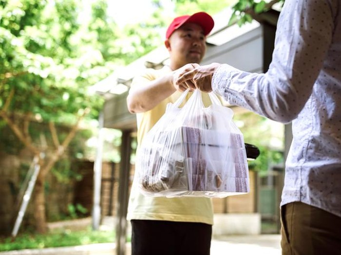 Pria Gantikan Driver Ojol Antar Makanan yang Pingsan