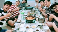 Ini adalah momen kebersamaan Park Go Bum saat makan bersama dengan teman-temannya di sebuah restoran. Foto: Instagram @parkb0gum