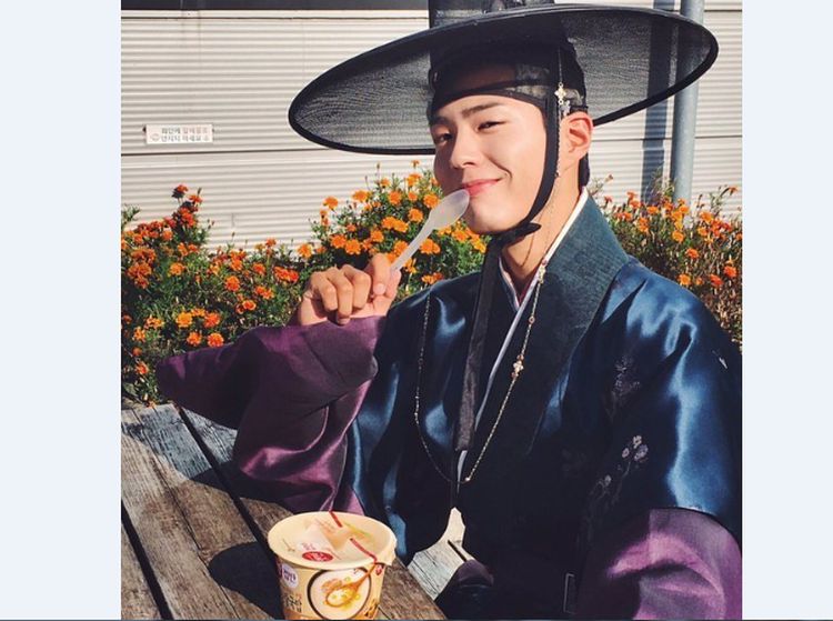 Pose Manis Park Go Bum Saat Ngopi dan Minum Soda Sebelum Masuk Wamil