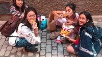 Wanita yang berprofesi sebagai DJ ini juga hobi kulineran. Terbukti ketika Patricia dan teman-temannya liburan di Maroko, mereka niat makan KFC di pinggir jalan karena tak boleh membawanya masuk ke hotel. Foto: Instagram pschuldtz