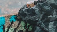“Love this view a latte 🌁👀,” tulis wanita berdarah Tionghoa Jerman ini. Terlihat ia tengah menikmati pemandangan ditemani segelas kopi. Foto: Instagram pschuldtz