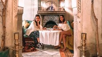 Siap-siap makan bareng temannya, begini pose cantik Patricia saat menunggu makanan datang. Foto: Instagram pschuldtz