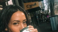 Ini bukti lain kalau Patricia suka ngopi. Di Melbourne ia menikmati kopi dalam cup bertuliskan namanya. Foto: Instagram pschuldtz