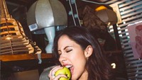 Sebelum tampil sebagai DJ di klub, Patricia memamerkan momen makan buahnya. Foto: Instagram pschuldtz