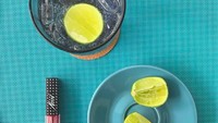 Kalau kata Patricia, inilah racikan penambah energinya. Berupa air lemon yang terlihat menyegarkan. Foto: Instagram pschuldtz