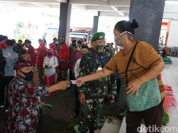 Pemkot Blitar bagikan masker