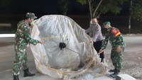 Jatuhnya balon udara ini sempat menarik perhatian masyarakat. Dari video yang beredar di media sosial, tampak petugas SPBU sibuk menyemprotkan alat pemadam kebakaran ringan ke arah balon udara. Istimewa/Dok. Polsek Kalijambe.