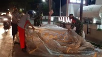 Tak lama usai kejadian, anggota polsek dan koramil langsung ke lokasi untuk melakukan evakuasi. Proses evakuasi tidak membutuhkan waktu lama. Balon udara tersebut kemudian diamankan di Polsek Kalijambe. Istimewa/Dok. Polsek Kalijambe.