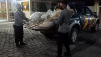 Balon udara tersebut, lanjutnya, berdiameter 1,5 meter dan panjang 6 meter. Balon tersebut berwarna putih dan terbuat dari bahan plastik dan bambu. Kapolsek Kalijambe Iptu Aji Wiyono memastikan tidak ada korban jiwa akibat kejadian ini. Pihaknya mengimbau masyarakat untuk tidak menerbangkan balon udara karena bisa membahayakan penerbangan. Istimewa/Dok. Polsek Kalijambe.