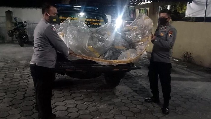 Penampakan Balon Udara yang Jatuh di Area SPBU Sragen Sebuah balon udara jatuh di area SPBU Kalijambe, Sragen. Balon berbahan plastik itu tersangkut di tiang kabel telepon tepat di depan SPBU. Berikut penampakannya