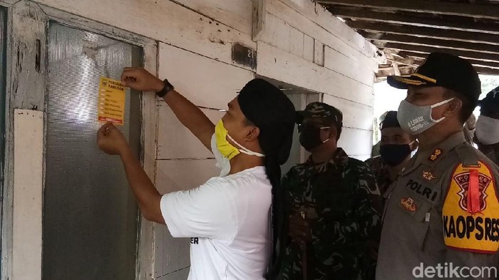 Penempelan stiker penerima bansos Corona