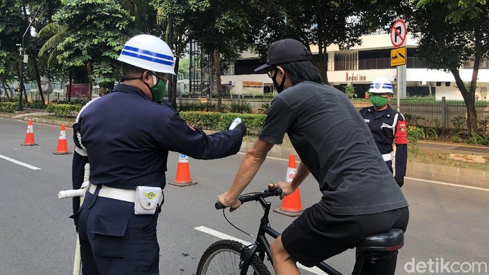 Pengunjung GBK dicek suhunya sebelum masuk Pengunjung GBK dicek suhunya sebelum masuk