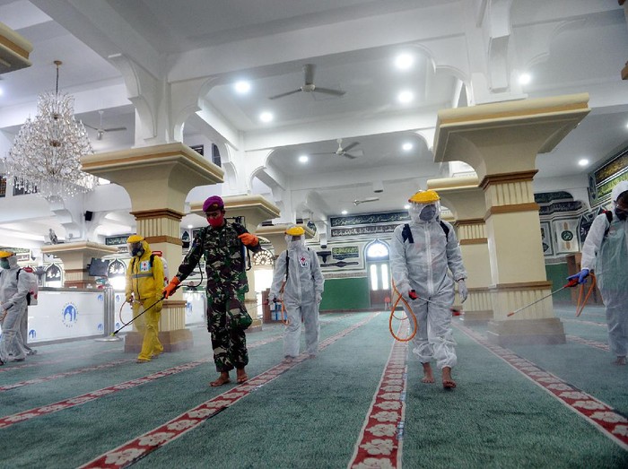 Penyemprotan disinfektan di Masjid Agung Al Azhar dalam rangka persiapan menghadapi new normal.
