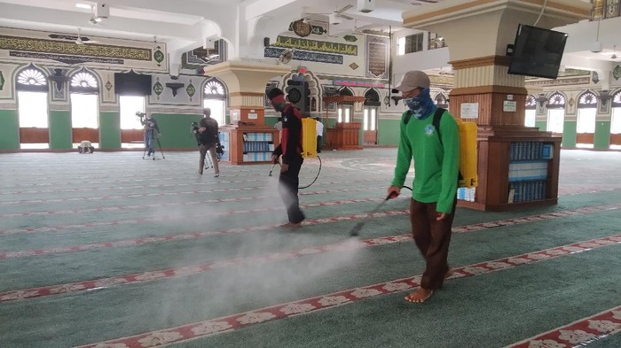 Penyemprotan Disinfektan Jelang Salat Jumat di Masjid Al Azhar