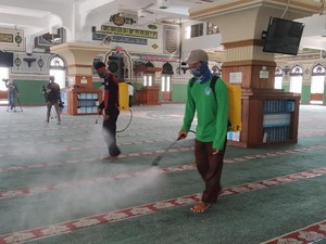 Jelang Salat Jumat, Masjid Al Azhar Jaksel Disemprot Disinfektan