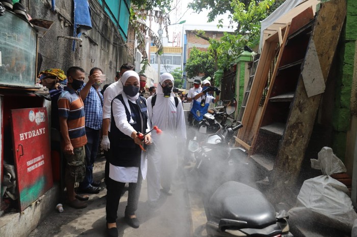Penyemprotan disinfektan.