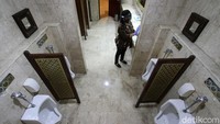 Karyawan hotel Sunan beraktivitas dengan menggunakan alat sesuai protokol kesehatan di lingkungan hotel.