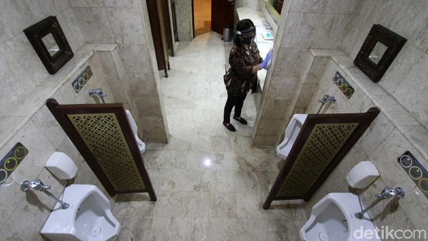 Karyawan hotel Sunan beraktivitas dengan menggunakan alat sesuai protokol kesehatan di lingkungan hotel.