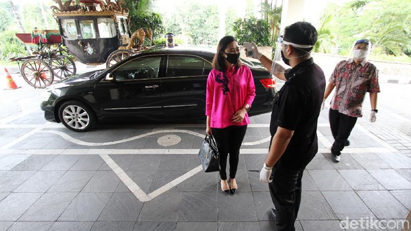 Karyawan hotel menyambut tamu di lobi Hotel Sunan dengan menggunakan masker dan face shield di Surakarta, Jawa Tengah, Jumat (5/6). Karyawan hotel menyambut tamu di lobi Hotel Sunan dengan menggunakan masker dan face shield di Surakarta, Jawa Tengah, Jumat (5/6).