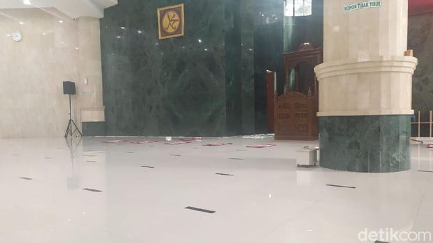 Persiapan salat Jumat Masjid Fatahilah Balai Kota DKI di hari pertama PSBB Transisi