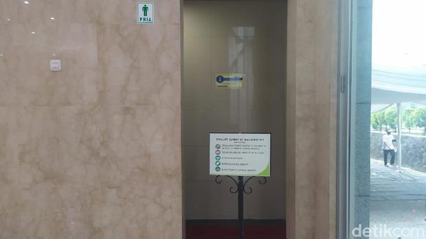 Persiapan salat Jumat Masjid Fatahilah Balai Kota DKI di hari pertama PSBB Transisi