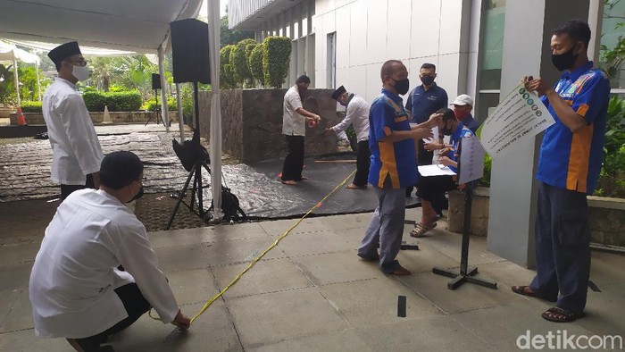 Persiapan salat Jumat Masjid Fatahilah Balai Kota DKI di hari pertama PSBB Transisi