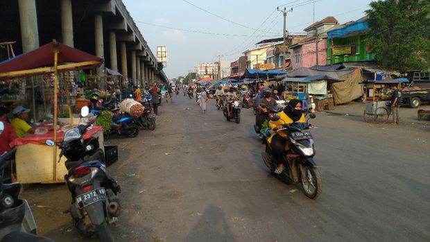 PKL di kolong flyover dekat Pasar Cileungsi