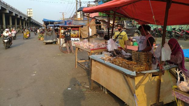 PKL di kolong flyover dekat Pasar Cileungsi
