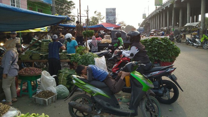 PKL di kolong flyover dekat Pasar Cileungsi