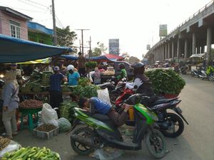 PKL Penuhi Flyover Pasar Cileungsi: Khawatir Kena Corona tapi Tak Bermasker
