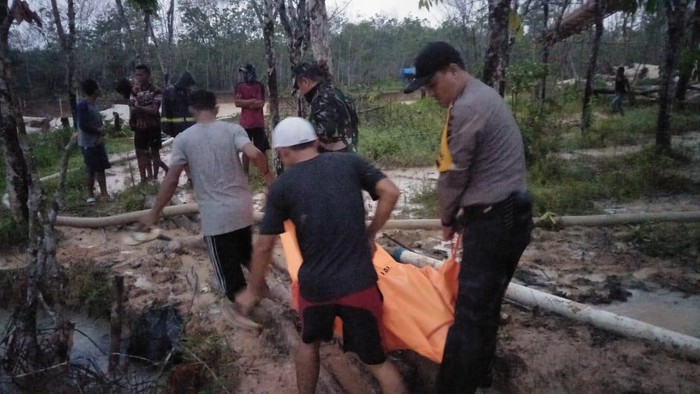Polisi evakuasi tiga penambang ilegal di Jambi yang tewas tertimbun longsor