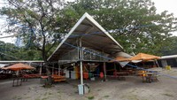 Bangku-bangku pengunjung pun tampak sepi imbas ditutupnya kawasan Lenggang Jakarta sejak beberapa bulan lalu.
