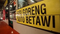 Sejumlah gerai makanan di area itu pun tampak tutup.