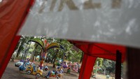 Begitu pula dengan area bermain anak-anak. Beragam wahana permainan di kawasan itu tampak tak beroperasi.