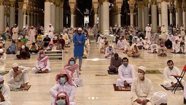 Masjid Nabawi menggelar salat jumat untuk pertama kalinya usai ditutup akibat pandemi Corona. Sedikitnya 100.000 orang mengikuti salat dengan mengikuti protokol kesehatan ketat.