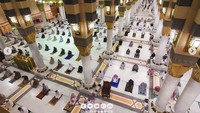 Berbagai tindakan pencegahan telah dilaksanakan dalam upaya menjaga lingkungan yang aman untuk semua. Seperti salat dengan penerapan jarak atau physical distancing antarjemaah. (Foto: dok. Haramain Info)