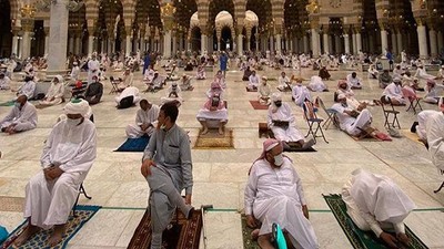 Ratusan Ribu Orang Salat Jumat Pertama di Masjid Nabawi