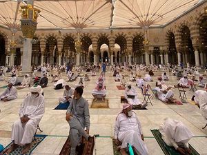 Melihat Suasana Sholat Jumat Terakhir Tahun 1441 Hijriyah di Masjid Nabawi