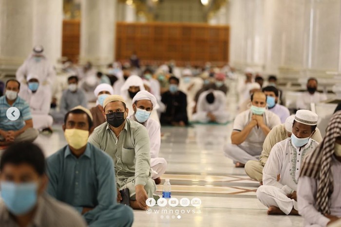 Masjid Nabawi menggelar salat jumat untuk pertama kalinya usai ditutup akibat pandemi Corona. Sedikitnya 100.000 orang mengikuti salat dengan mengikuti protokol kesehatan ketat.