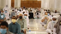 Selama kurang-lebih dua bulan dua masjid suci umat Islam ini ditutup dan tidak menyelenggarakan salat Jumat. Kini ratusan ribu jemaah langsung memadati Masjid Nabawi setelah lebih dari 2 bulan ditutup akibat pandemi Corona. (Foto: dok. Haramain Info)
