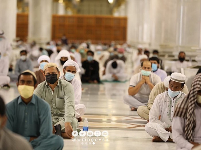 Masjid Nabawi menggelar salat jumat untuk pertama kalinya usai ditutup akibat pandemi Corona. Sedikitnya 100.000 orang mengikuti salat dengan mengikuti protokol kesehatan ketat.