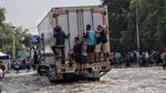 Potret Warga Terobos Banjir Rob di Muara Baru