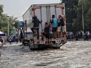 Video Sopir Truk Sejam Terjebak Banjir di Tangerang: Parah Ini, Kacau