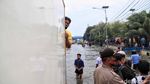 Potret Warga Terobos Banjir Rob di Muara Baru