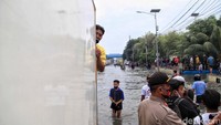 Banjir ini disebabkan oleh meluapnya air laut sejak Kamis kemarin.