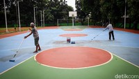 Sejumlah protokol kesehatan pun diterapkan meski prasarana olahraga di luar ruangan kembali dibuka guna mencegah penyebaran virus Corona. Beberapa aturan terkait penerapan protokol kesehatan di GOR maupun prasarana olahraga itu diantaranya adalah jumlah pengunjung maksimal 50 persen dari kapasitas gedung olahraga dan tidak mengadakan kegiatan yang mendatangkan penonton.