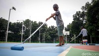 Selain itu warga pun tetap diimbau untuk menerapkan physical distancing atau jaga jarak selama beraktivitas di luar rumah guna mencegah penyebaran virus Corona.