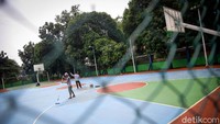 Sejumlah petugas sedang melakukan pengecatan di lapangan basket yang berada di kawasan Jakarta Selatan, Jumat (5/6/2020).