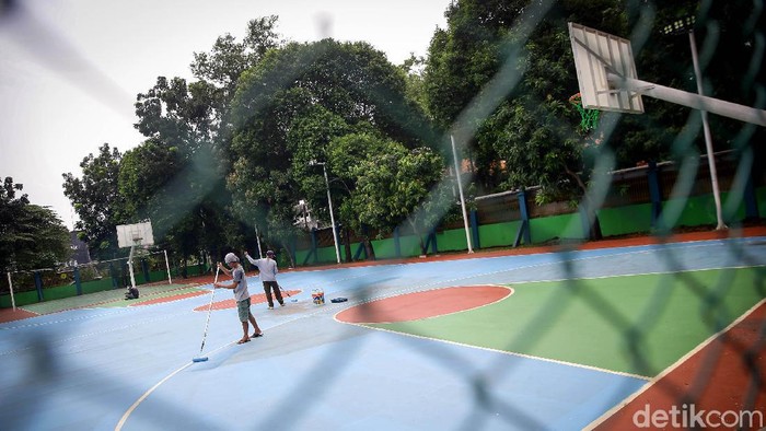 Prasarana Olahraga Outdoor Kembali Dibuka di Masa Transisi PSBB Prasarana olahraga di luar rumah kembali dibuka di masa transisi PSBB DKI Jakarta. Meski begitu, warga tetap diwajibkan untuk patuhi protokol kesehatan